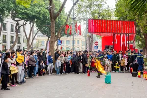 Người dân chen chân xem công an hướng dẫn chữa cháy ở phố đi bộ Hoàn Kiếm