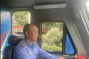 Người lái tàu kể giây phút chứng kiến 2 cô gái nhún nhảy, tạo dáng trên đường ray