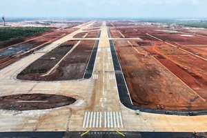 1 đường băng ở sân bay Long Thành đã sẵn sàng cho máy bay cất và hạ cánh