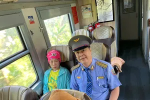 'Bắt' được khách đi tàu chui, nhân viên đường sắt quyên góp tiền mua vé
