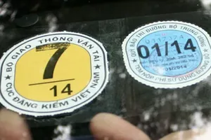 Lý do Bộ Xây dựng đề xuất bỏ dán tem thu phí bảo trì đường bộ trên kính ô tô