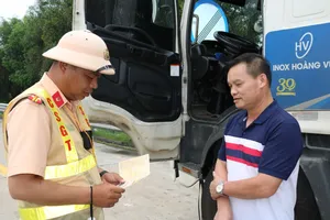 Ngày đầu cấm xe tải đi vào làn cạnh giải phân cách cao tốc Pháp Vân - Cầu Giẽ 