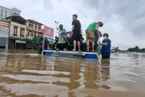 Người dân chật vật với 'rốn lũ' giữa lòng thủ đô