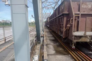 Dùng đoàn tàu chở hàng giữ cầu đường sắt Bắc Giang tránh bị nước cuốn trôi