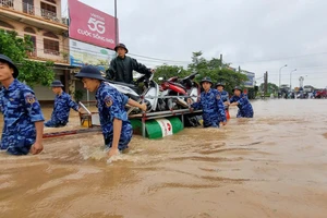 Bạn đọc góp tiền hỗ trợ người dân bị bão lũ