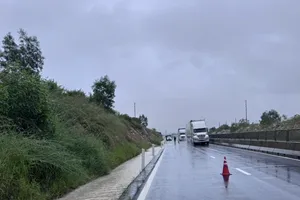 Nước tràn lên cao tốc Vĩnh Hảo - Phan Thiết, có nơi ngập sâu 0,7 m