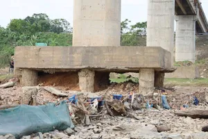 Yêu cầu kiểm tra chất lượng cầu sông Lô vì lộ ra hàng loạt móng cọc, thép hoen gỉ