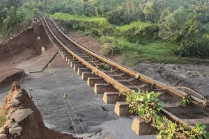 Bão gây tắc Quốc lộ 1, đường sắt hư hỏng nặng phải chuyển tải 1.500 khách qua khu vực Đắk Lắk và Gia Lai