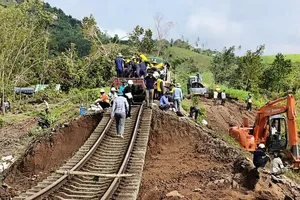 Bão 15 giật cấp 13, ngành đường sắt lên phương án khẩn