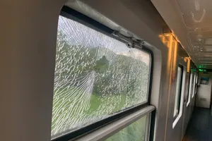 Đề xuất tăng mức phạt hành vi ném đá lên tàu hoả, vứt rác từ tàu ra ngoài