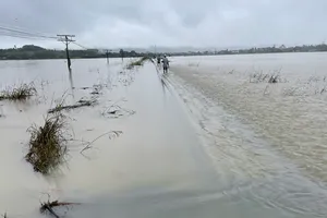 Nhiều đoạn ray bị lũ nhấn chìm, đường sắt dừng chạy nhiều tàu khách Bắc – Nam