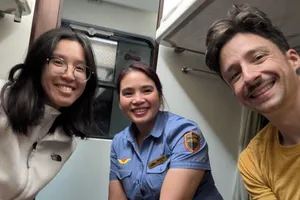 Tiếp viên đường sắt 'giải cứu' khách Tây giữa lũ lịch sử ở Khánh Hòa