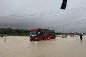 Một số vị trí trên Quốc lộ 1 qua Khánh Hoà, Lâm Đồng còn ngập, xe chạy chậm