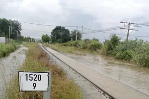 Đường sắt Bắc - Nam qua Lâm Đồng tiếp tục tê liệt do nước sông dâng cao