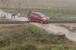 Ô tô chết máy giữa đường ray, lái tàu hãm phanh khẩn cấp để tránh tai nạn