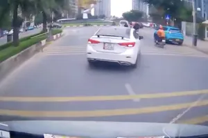 Ô tô lạng lách, cản trở xe khác trên đường vào khu đô thị ở Hà Nội