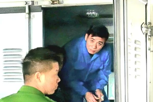 Hình ảnh phiên xử và ánh mắt của những bị cáo - cựu quan tòa 