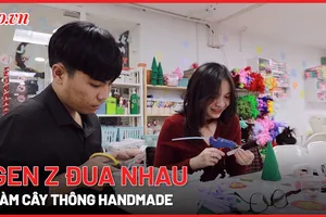 Video: Gen Z đua nhau làm cây thông handmade chuẩn bị Giáng sinh