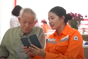 Điện lực Hà Tĩnh quảng bá văn hóa số EVN đến khách hàng 