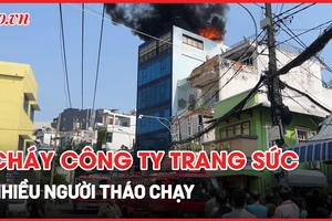 Video: Công ty trang sức bốc cháy dữ dội, nhiều người tháo chạy ra ngoài