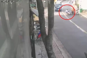 Trên đường đi học, bé trai 7 tuổi bị xe tải cán tử vong