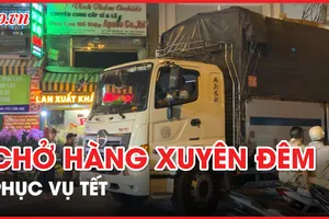 Xe tải xuyên đêm chở hoa đến chợ đầu mối phục vụ Tết Nguyên đán