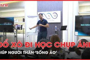 Đổ xô đi học chụp ảnh bằng điện thoại để người thân, người yêu ‘sống ảo’ thành công