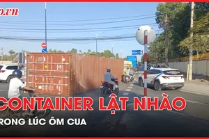 Container lật nhào giữa đường trong lúc ôm cua