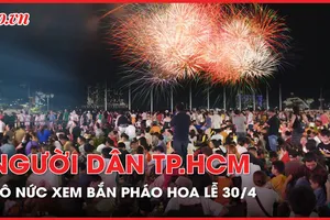 TP.HCM: Người dân nô nức xem bắn pháo hoa chào mừng lễ 30-4