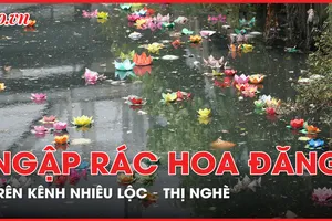 Ngập rác hoa đăng trên kênh Nhiêu Lộc- Thị Nghè