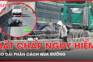 Dù đã xảy ra tai nạn, người dân vẫn bất chấp leo dải phân cách qua đường
