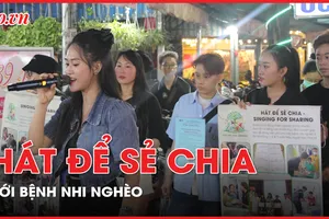 Kéo loa xuống phố, hát để 'sẻ chia' với bệnh nhi nghèo