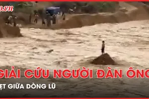Quảng Nam: Giải cứu người đàn ông mắc kẹt giữa dòng lũ