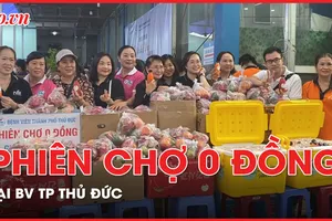 Bệnh nhân khó khăn xúc động đi chợ phiên 0 đồng tại bệnh viện 