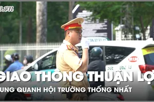 Lực lượng chức năng tích cực điều tiết giao thông để người dân vào viếng TBT Nguyễn Phú Trọng