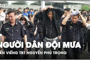 TP.HCM: Người dân đội mưa đến viếng TBT Nguyễn Phú Trọng