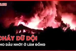 Cháy dữ dội kho dầu nhớt ở Lâm Đồng, 5 xe ô tô bị thiêu rụi 