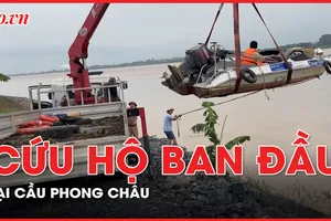 Công tác cứu hộ ban đầu tại cầu Phong Châu