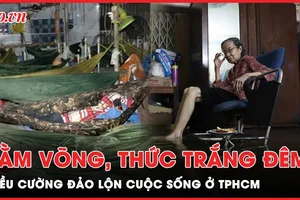Triều cường dâng cao, người dân TP.HCM nằm võng, thức trắng đêm 