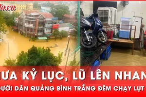 Mưa kỷ lục, nước lên nhanh khủng khiếp, người dân Quảng Bình hớt hải chạy lũ trong đêm 