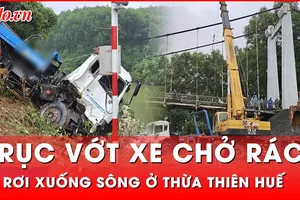 Cận cảnh việc trục vớt chiếc xe chở rác bị rơi xuống sông ở Thừa Thiên Huế 