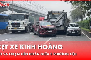 Kẹt xe kinh hoàng do va chạm liên hoàn giữa 5 phương tiện