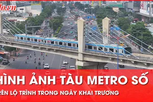 Video: Tàu metro số 1 hòa vào bức tranh giao thông của TP.HCM trong ngày khai trương