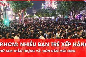 Cập nhật tại TP.HCM: Nhiều bạn trẻ xếp hàng chờ xem thần tượng và đón năm mới 2025