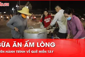 Video: Bữa ăn miễn phí ấm lòng người miền Tây về quê đón Tết