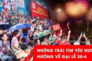 Người dân xúc động hòa mình vào không khí đại lễ 30-4