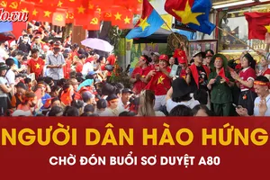 Người dân hào hứng chờ đón buổi sơ duyệt A80