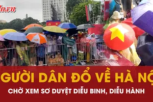 Người dân đội mưa chờ xem sơ duyệt diễu binh, diễu hành