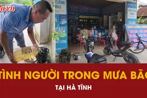 Người dân Hà Tĩnh mở máy nổ cho bà con sạc điện miễn phí sau bão số 5