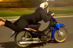 Công an triệu tập nam thanh niên 'làm xiếc' trên xe máy ở TP.HCM